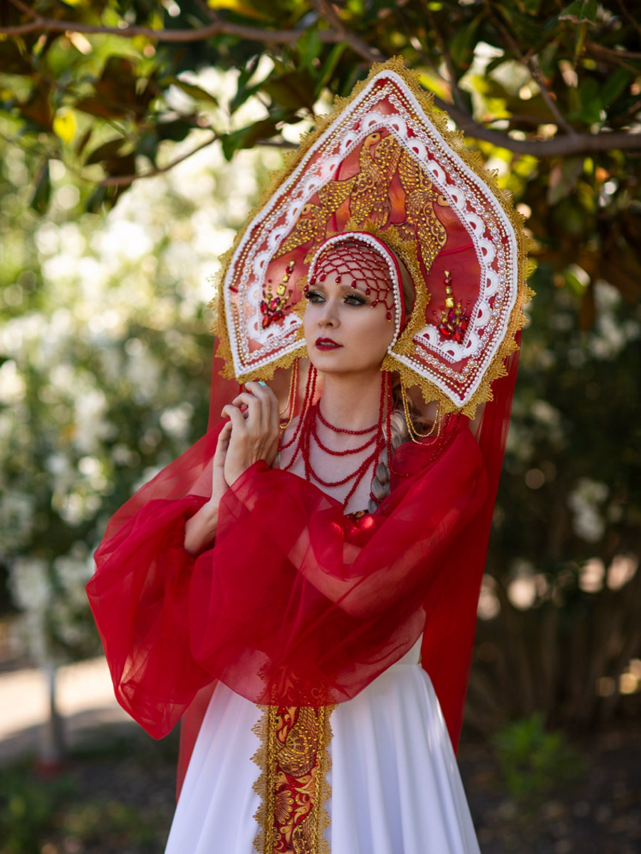 Каждая женщина — королева, а значит, ей пристало носить корону. Впрочем, пафосный убор модницы зачастую заменяют на другие, не менее заметные аксессуары. Да, владимирские девушки умеют поражать воображение украшениями на голову. «Ключ-Медиа» нашел, наверное, самые необычные из них!