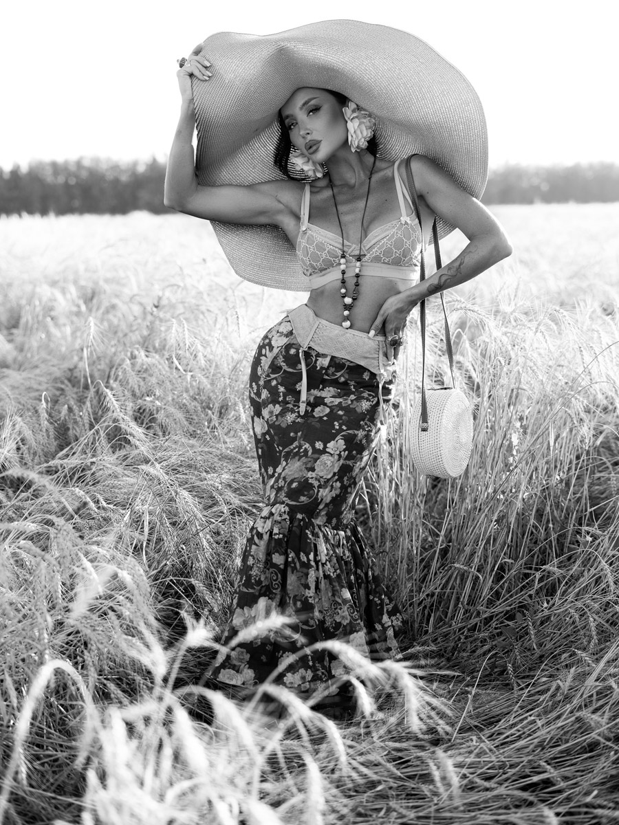 Каждая женщина — королева, а значит, ей пристало носить корону. Впрочем, пафосный убор модницы зачастую заменяют на другие, не менее заметные аксессуары. Да, владимирские девушки умеют поражать воображение украшениями на голову. «Ключ-Медиа» нашел, наверное, самые необычные из них!