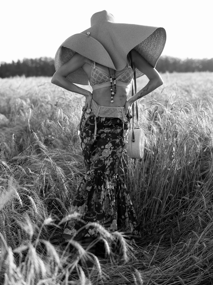 Каждая женщина — королева, а значит, ей пристало носить корону. Впрочем, пафосный убор модницы зачастую заменяют на другие, не менее заметные аксессуары. Да, владимирские девушки умеют поражать воображение украшениями на голову. «Ключ-Медиа» нашел, наверное, самые необычные из них!