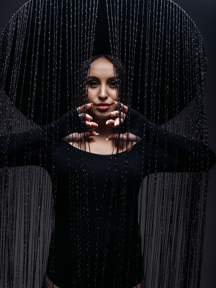 Каждая женщина — королева, а значит, ей пристало носить корону. Впрочем, пафосный убор модницы зачастую заменяют на другие, не менее заметные аксессуары. Да, владимирские девушки умеют поражать воображение украшениями на голову. «Ключ-Медиа» нашел, наверное, самые необычные из них!