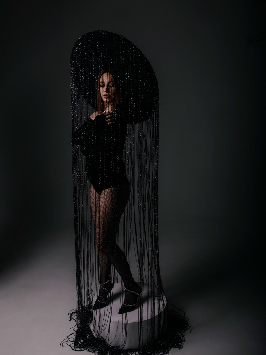 Каждая женщина — королева, а значит, ей пристало носить корону. Впрочем, пафосный убор модницы зачастую заменяют на другие, не менее заметные аксессуары. Да, владимирские девушки умеют поражать воображение украшениями на голову. «Ключ-Медиа» нашел, наверное, самые необычные из них!