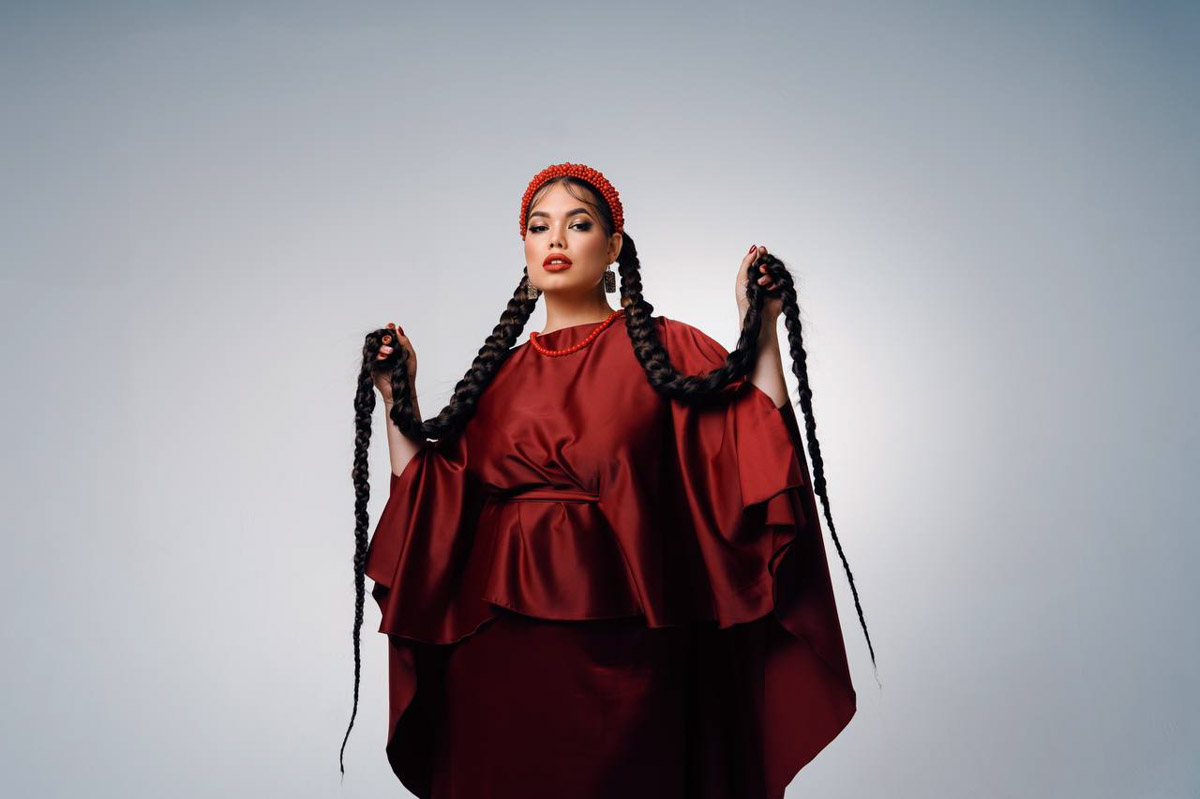 Каждая женщина — королева, а значит, ей пристало носить корону. Впрочем, пафосный убор модницы зачастую заменяют на другие, не менее заметные аксессуары. Да, владимирские девушки умеют поражать воображение украшениями на голову. «Ключ-Медиа» нашел, наверное, самые необычные из них!