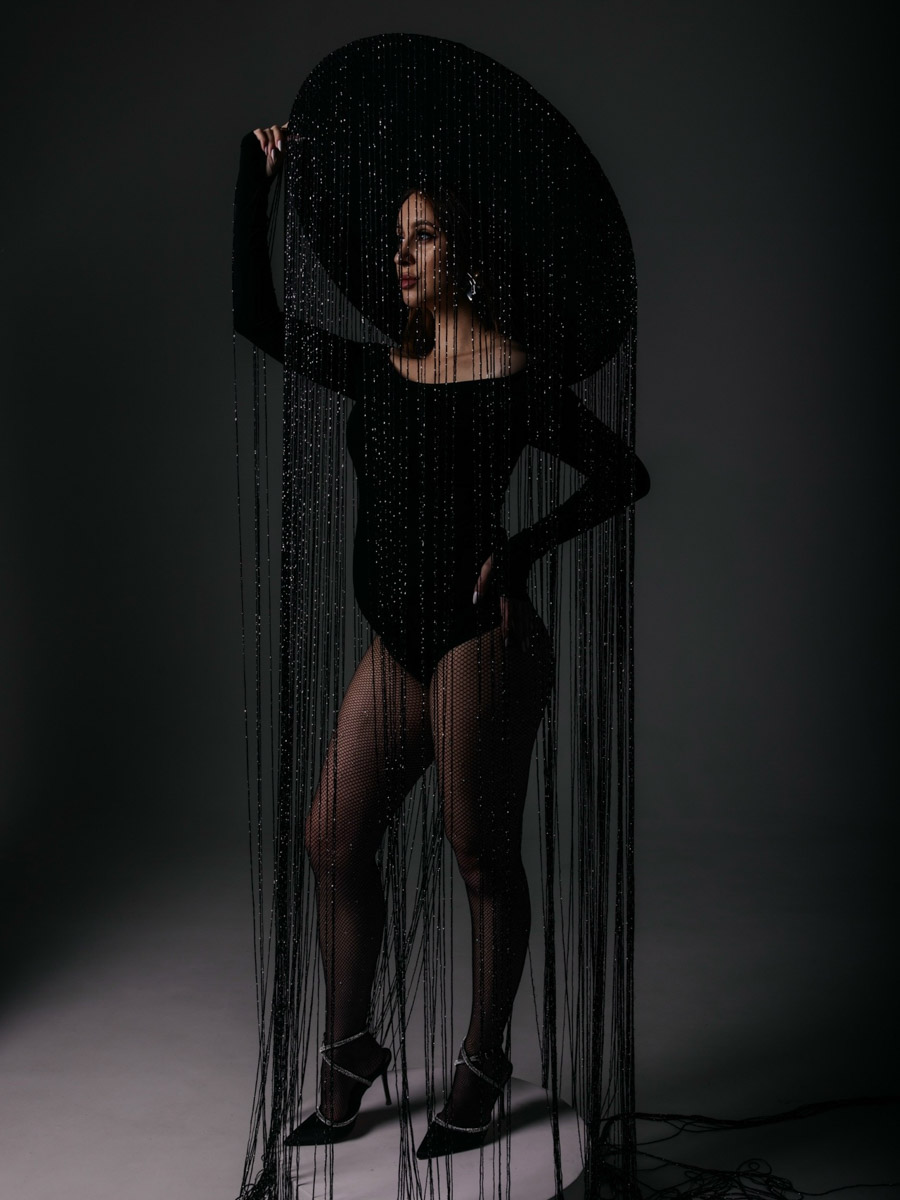 Каждая женщина — королева, а значит, ей пристало носить корону. Впрочем, пафосный убор модницы зачастую заменяют на другие, не менее заметные аксессуары. Да, владимирские девушки умеют поражать воображение украшениями на голову. «Ключ-Медиа» нашел, наверное, самые необычные из них!