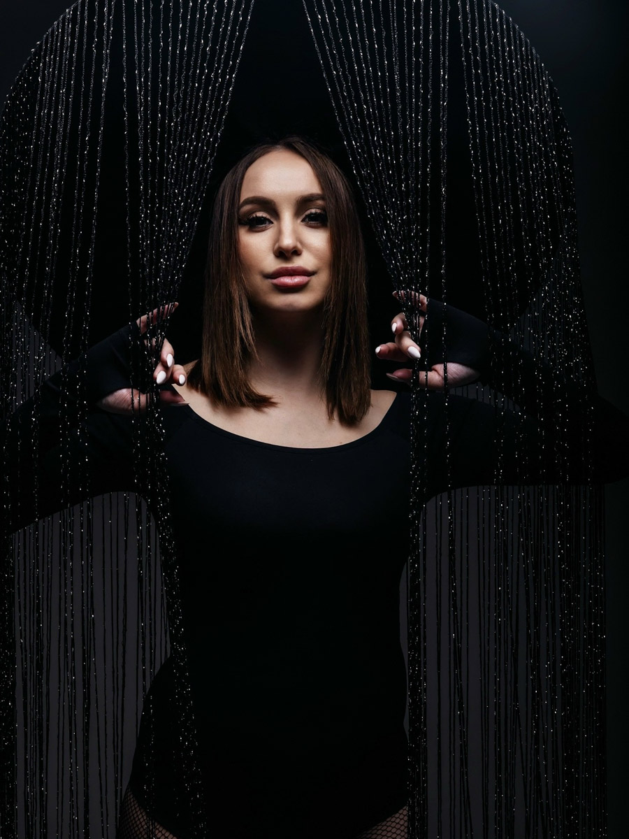 Каждая женщина — королева, а значит, ей пристало носить корону. Впрочем, пафосный убор модницы зачастую заменяют на другие, не менее заметные аксессуары. Да, владимирские девушки умеют поражать воображение украшениями на голову. «Ключ-Медиа» нашел, наверное, самые необычные из них!