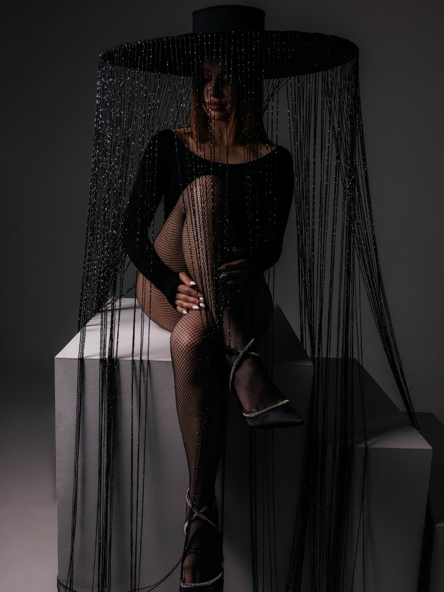 Каждая женщина — королева, а значит, ей пристало носить корону. Впрочем, пафосный убор модницы зачастую заменяют на другие, не менее заметные аксессуары. Да, владимирские девушки умеют поражать воображение украшениями на голову. «Ключ-Медиа» нашел, наверное, самые необычные из них!