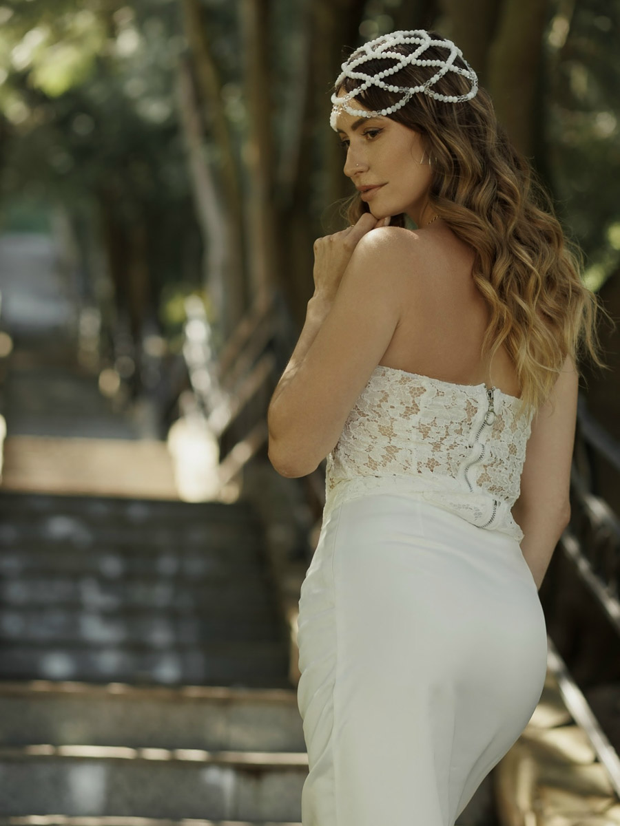 Каждая женщина — королева, а значит, ей пристало носить корону. Впрочем, пафосный убор модницы зачастую заменяют на другие, не менее заметные аксессуары. Да, владимирские девушки умеют поражать воображение украшениями на голову. «Ключ-Медиа» нашел, наверное, самые необычные из них!