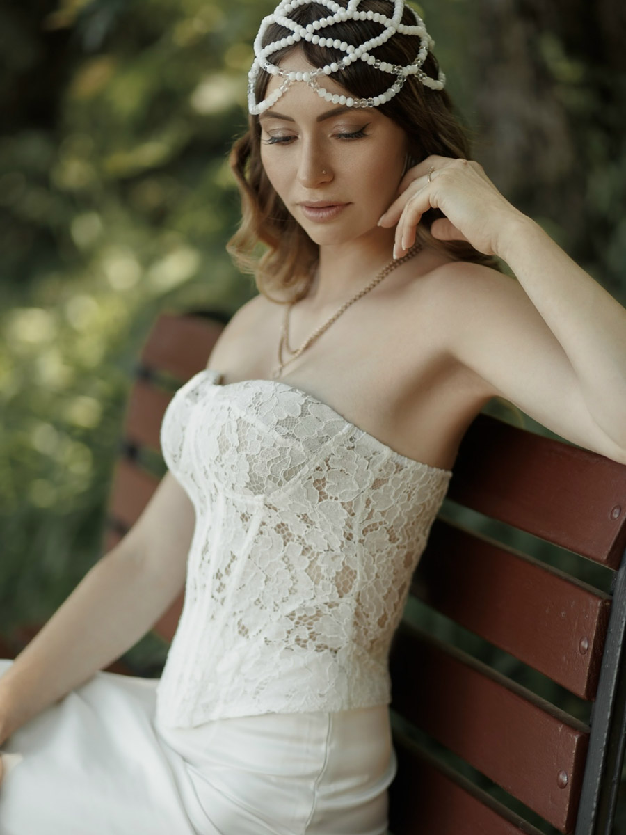 Каждая женщина — королева, а значит, ей пристало носить корону. Впрочем, пафосный убор модницы зачастую заменяют на другие, не менее заметные аксессуары. Да, владимирские девушки умеют поражать воображение украшениями на голову. «Ключ-Медиа» нашел, наверное, самые необычные из них!