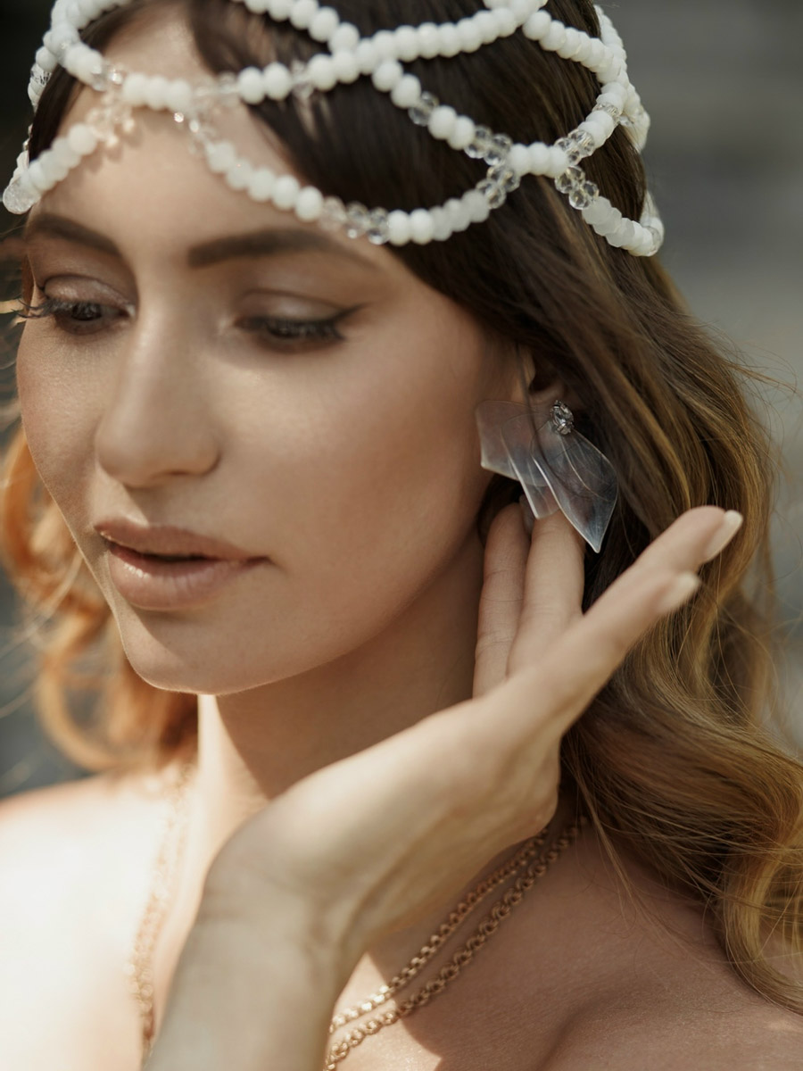 Каждая женщина — королева, а значит, ей пристало носить корону. Впрочем, пафосный убор модницы зачастую заменяют на другие, не менее заметные аксессуары. Да, владимирские девушки умеют поражать воображение украшениями на голову. «Ключ-Медиа» нашел, наверное, самые необычные из них!