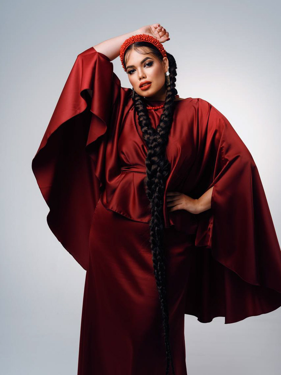 Каждая женщина — королева, а значит, ей пристало носить корону. Впрочем, пафосный убор модницы зачастую заменяют на другие, не менее заметные аксессуары. Да, владимирские девушки умеют поражать воображение украшениями на голову. «Ключ-Медиа» нашел, наверное, самые необычные из них!