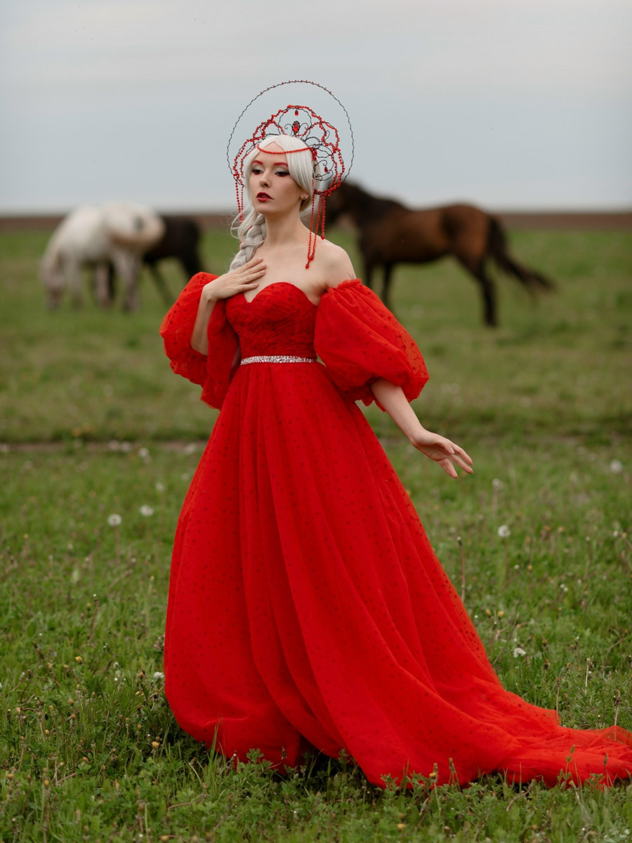 Каждая женщина — королева, а значит, ей пристало носить корону. Впрочем, пафосный убор модницы зачастую заменяют на другие, не менее заметные аксессуары. Да, владимирские девушки умеют поражать воображение украшениями на голову. «Ключ-Медиа» нашел, наверное, самые необычные из них!