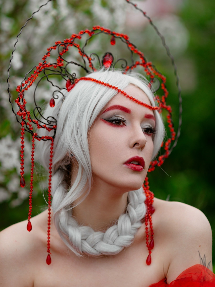 Каждая женщина — королева, а значит, ей пристало носить корону. Впрочем, пафосный убор модницы зачастую заменяют на другие, не менее заметные аксессуары. Да, владимирские девушки умеют поражать воображение украшениями на голову. «Ключ-Медиа» нашел, наверное, самые необычные из них!