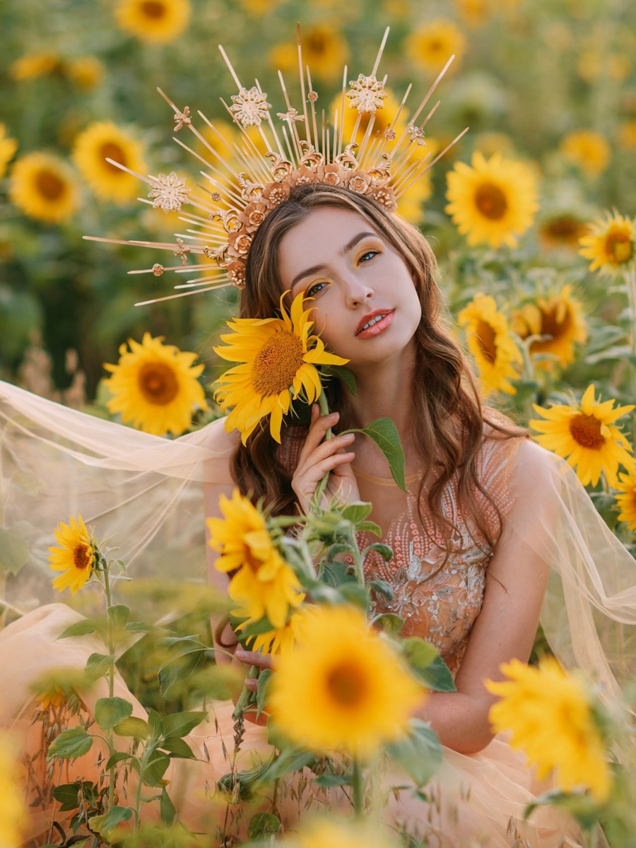 Каждая женщина — королева, а значит, ей пристало носить корону. Впрочем, пафосный убор модницы зачастую заменяют на другие, не менее заметные аксессуары. Да, владимирские девушки умеют поражать воображение украшениями на голову. «Ключ-Медиа» нашел, наверное, самые необычные из них!