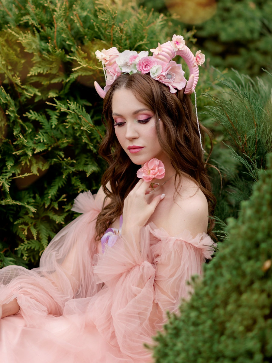 Каждая женщина — королева, а значит, ей пристало носить корону. Впрочем, пафосный убор модницы зачастую заменяют на другие, не менее заметные аксессуары. Да, владимирские девушки умеют поражать воображение украшениями на голову. «Ключ-Медиа» нашел, наверное, самые необычные из них!