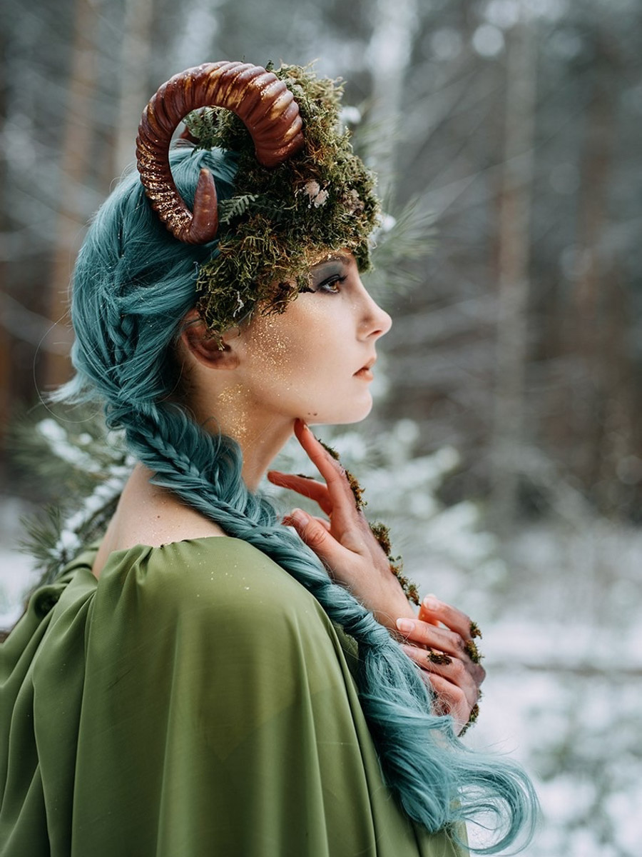 Каждая женщина — королева, а значит, ей пристало носить корону. Впрочем, пафосный убор модницы зачастую заменяют на другие, не менее заметные аксессуары. Да, владимирские девушки умеют поражать воображение украшениями на голову. «Ключ-Медиа» нашел, наверное, самые необычные из них!