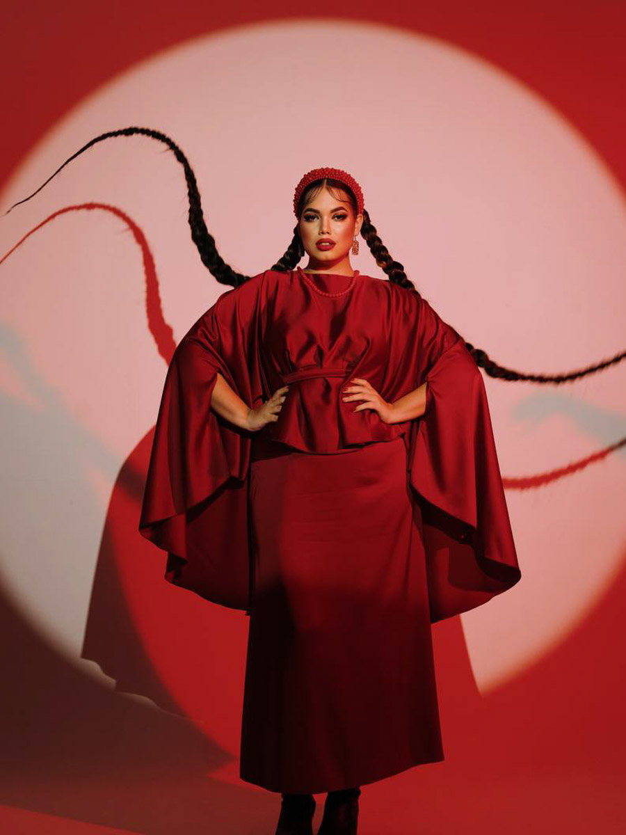 Каждая женщина — королева, а значит, ей пристало носить корону. Впрочем, пафосный убор модницы зачастую заменяют на другие, не менее заметные аксессуары. Да, владимирские девушки умеют поражать воображение украшениями на голову. «Ключ-Медиа» нашел, наверное, самые необычные из них!