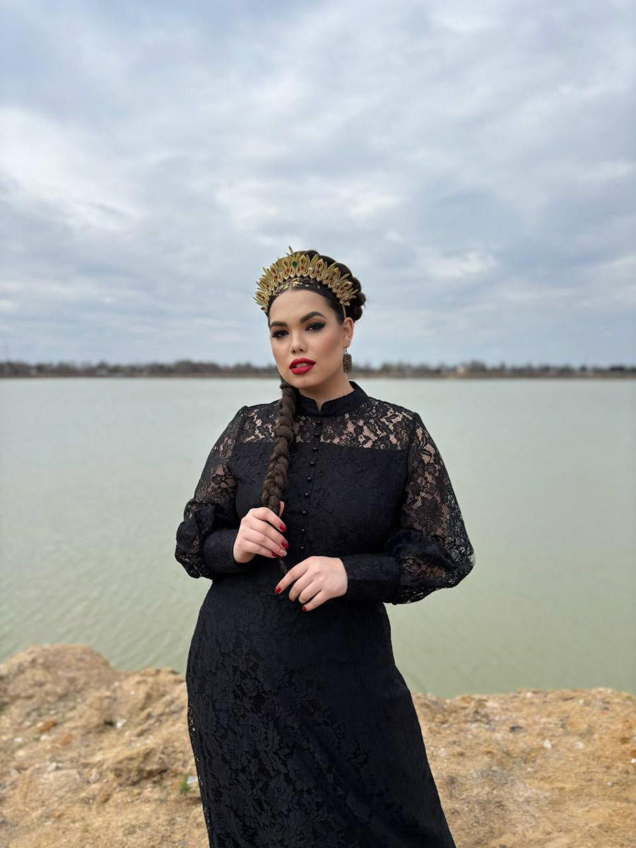 Каждая женщина — королева, а значит, ей пристало носить корону. Впрочем, пафосный убор модницы зачастую заменяют на другие, не менее заметные аксессуары. Да, владимирские девушки умеют поражать воображение украшениями на голову. «Ключ-Медиа» нашел, наверное, самые необычные из них!