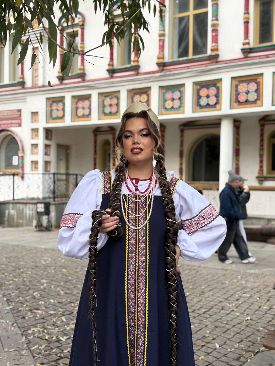 Каждая женщина — королева, а значит, ей пристало носить корону. Впрочем, пафосный убор модницы зачастую заменяют на другие, не менее заметные аксессуары. Да, владимирские девушки умеют поражать воображение украшениями на голову. «Ключ-Медиа» нашел, наверное, самые необычные из них!