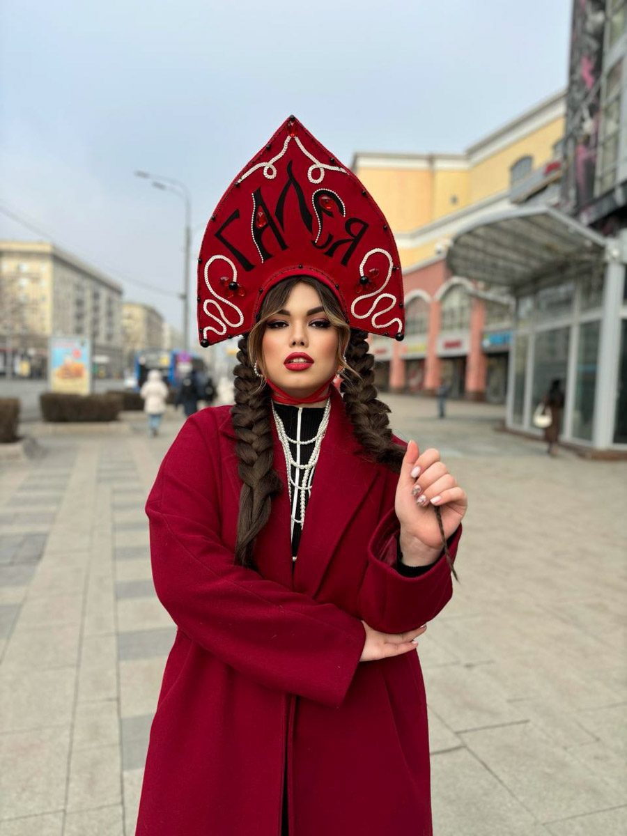 Каждая женщина — королева, а значит, ей пристало носить корону. Впрочем, пафосный убор модницы зачастую заменяют на другие, не менее заметные аксессуары. Да, владимирские девушки умеют поражать воображение украшениями на голову. «Ключ-Медиа» нашел, наверное, самые необычные из них!