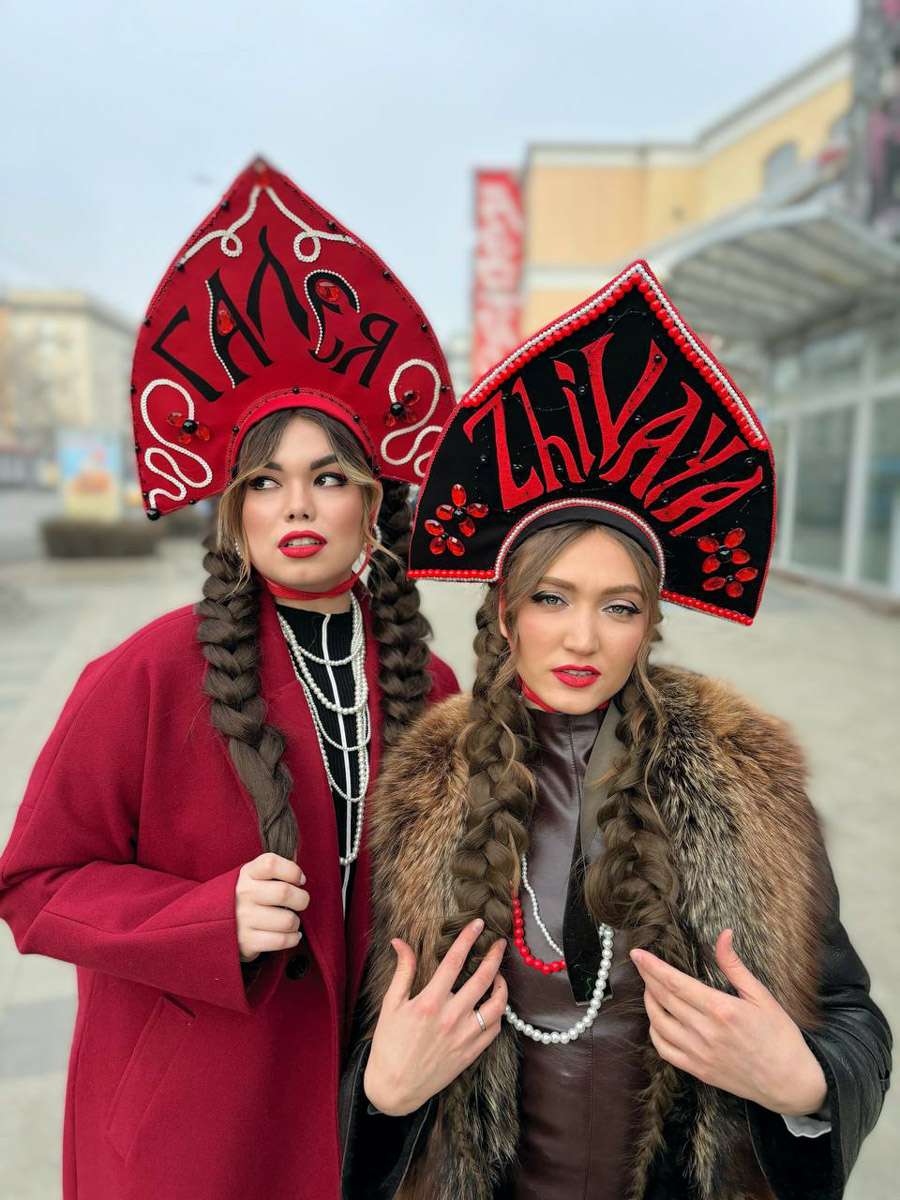 Каждая женщина — королева, а значит, ей пристало носить корону. Впрочем, пафосный убор модницы зачастую заменяют на другие, не менее заметные аксессуары. Да, владимирские девушки умеют поражать воображение украшениями на голову. «Ключ-Медиа» нашел, наверное, самые необычные из них!