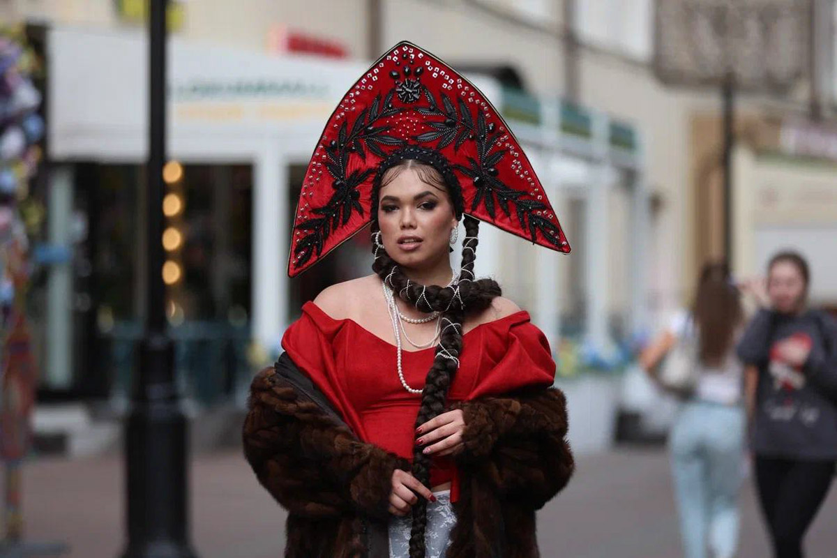 Каждая женщина — королева, а значит, ей пристало носить корону. Впрочем, пафосный убор модницы зачастую заменяют на другие, не менее заметные аксессуары. Да, владимирские девушки умеют поражать воображение украшениями на голову. «Ключ-Медиа» нашел, наверное, самые необычные из них!