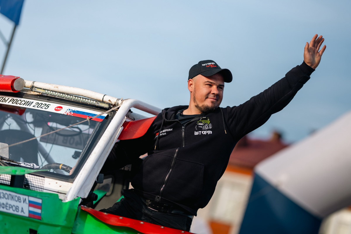 Медали на шею, кубки в руки. В таком формате спортсмены из 33-го региона живут практически нон-стоп. Не бывает и месяца без ярких завоеваний. В сентябре золото по кикбоксингу принесла области Елена Охапкина, а увесистые награды забрали участники чемпионата по бодибилдингу. Но не только они дали нам повод для гордости.