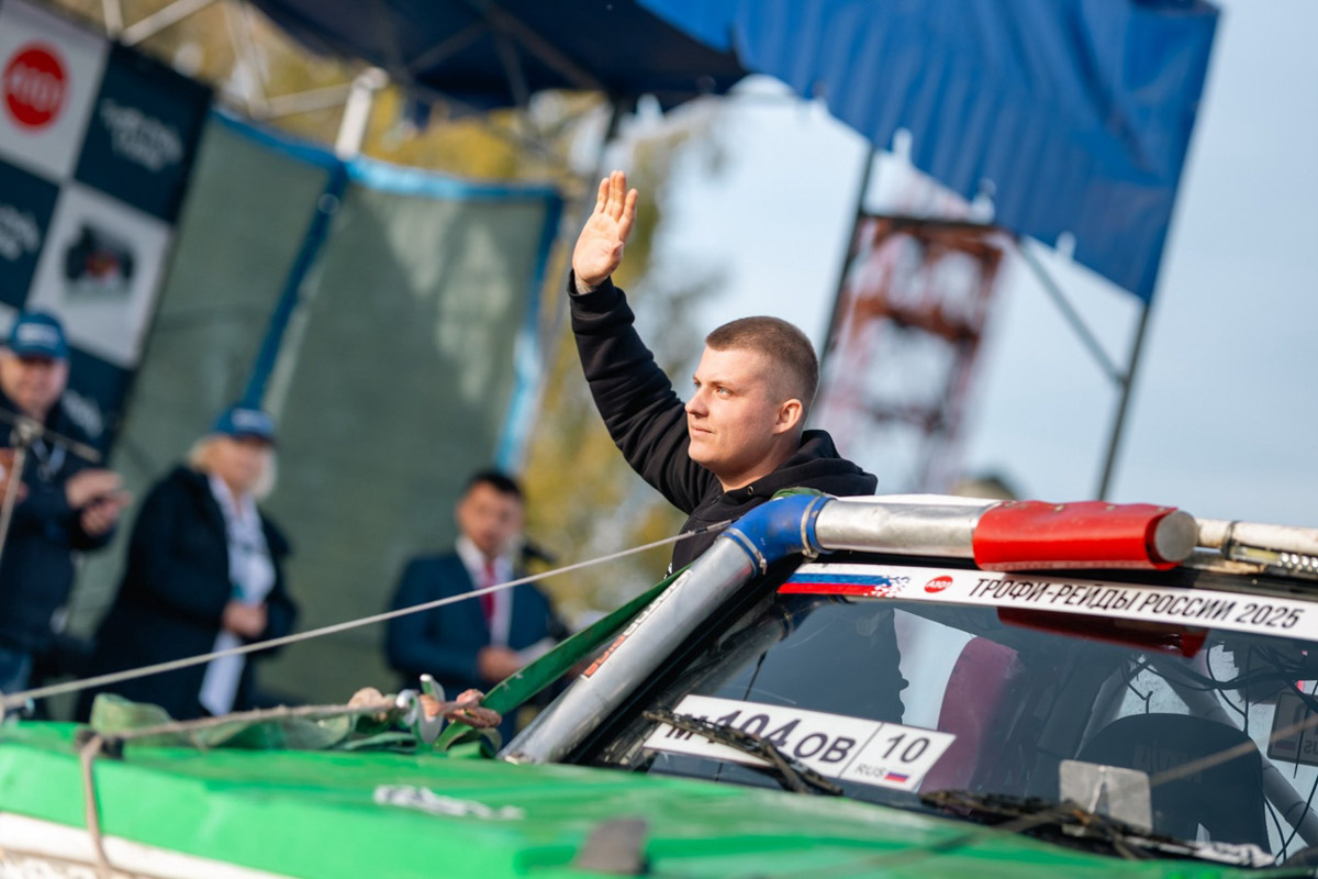 Медали на шею, кубки в руки. В таком формате спортсмены из 33-го региона живут практически нон-стоп. Не бывает и месяца без ярких завоеваний. В сентябре золото по кикбоксингу принесла области Елена Охапкина, а увесистые награды забрали участники чемпионата по бодибилдингу. Но не только они дали нам повод для гордости.