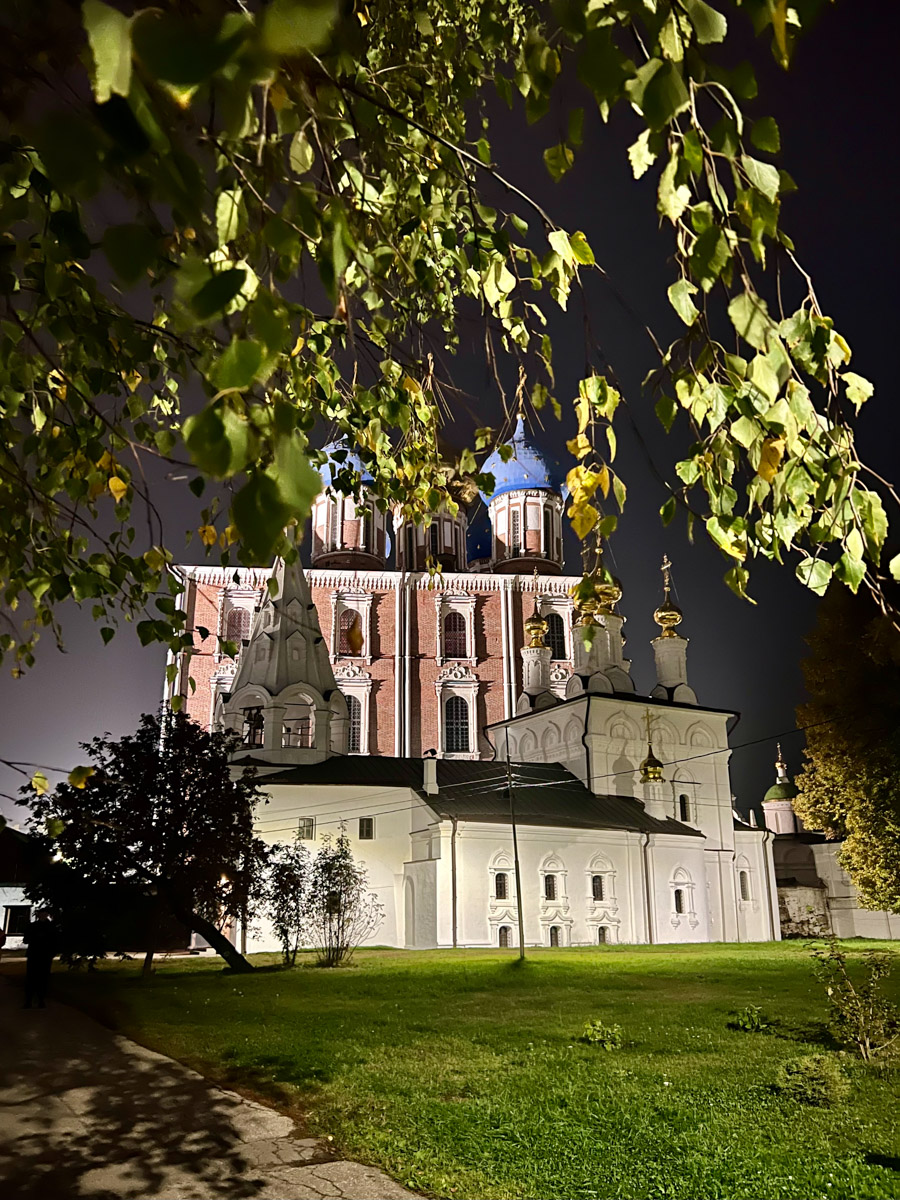 Родина Сергея Есенина — село Константиново — место удивительное и вдохновляющее. Совсем не обязательно быть поклонником поэта, чтобы полюбить этот уголок всей душой. Тем более от Владимира до «страны березового ситца» всего около четырех часов пути. И они того стоят!