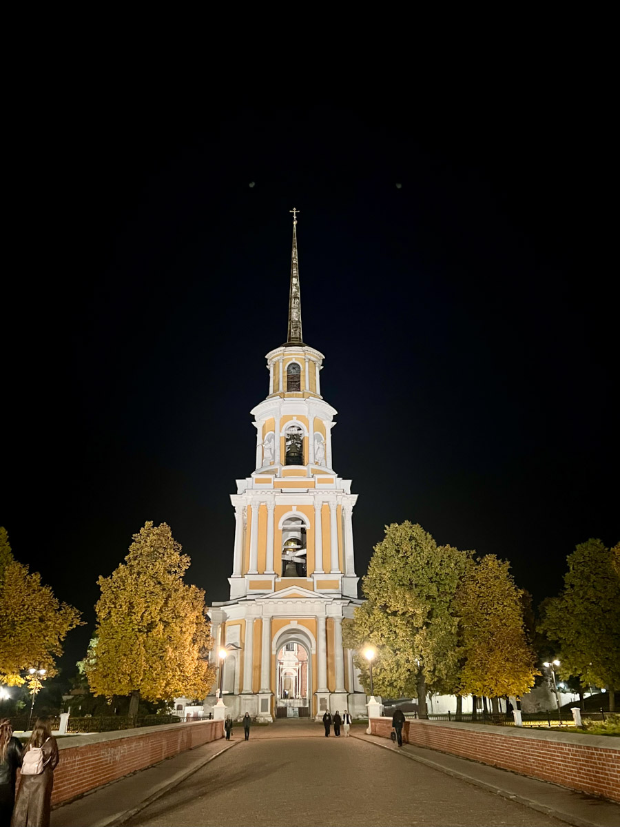 Родина Сергея Есенина — село Константиново — место удивительное и вдохновляющее. Совсем не обязательно быть поклонником поэта, чтобы полюбить этот уголок всей душой. Тем более от Владимира до «страны березового ситца» всего около четырех часов пути. И они того стоят!