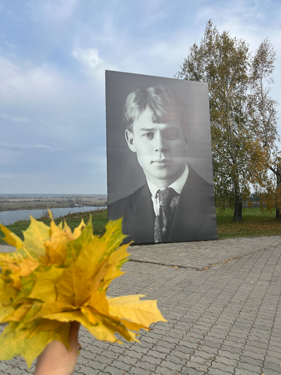 Родина Сергея Есенина — село Константиново — место удивительное и вдохновляющее. Совсем не обязательно быть поклонником поэта, чтобы полюбить этот уголок всей душой. Тем более от Владимира до «страны березового ситца» всего около четырех часов пути. И они того стоят!