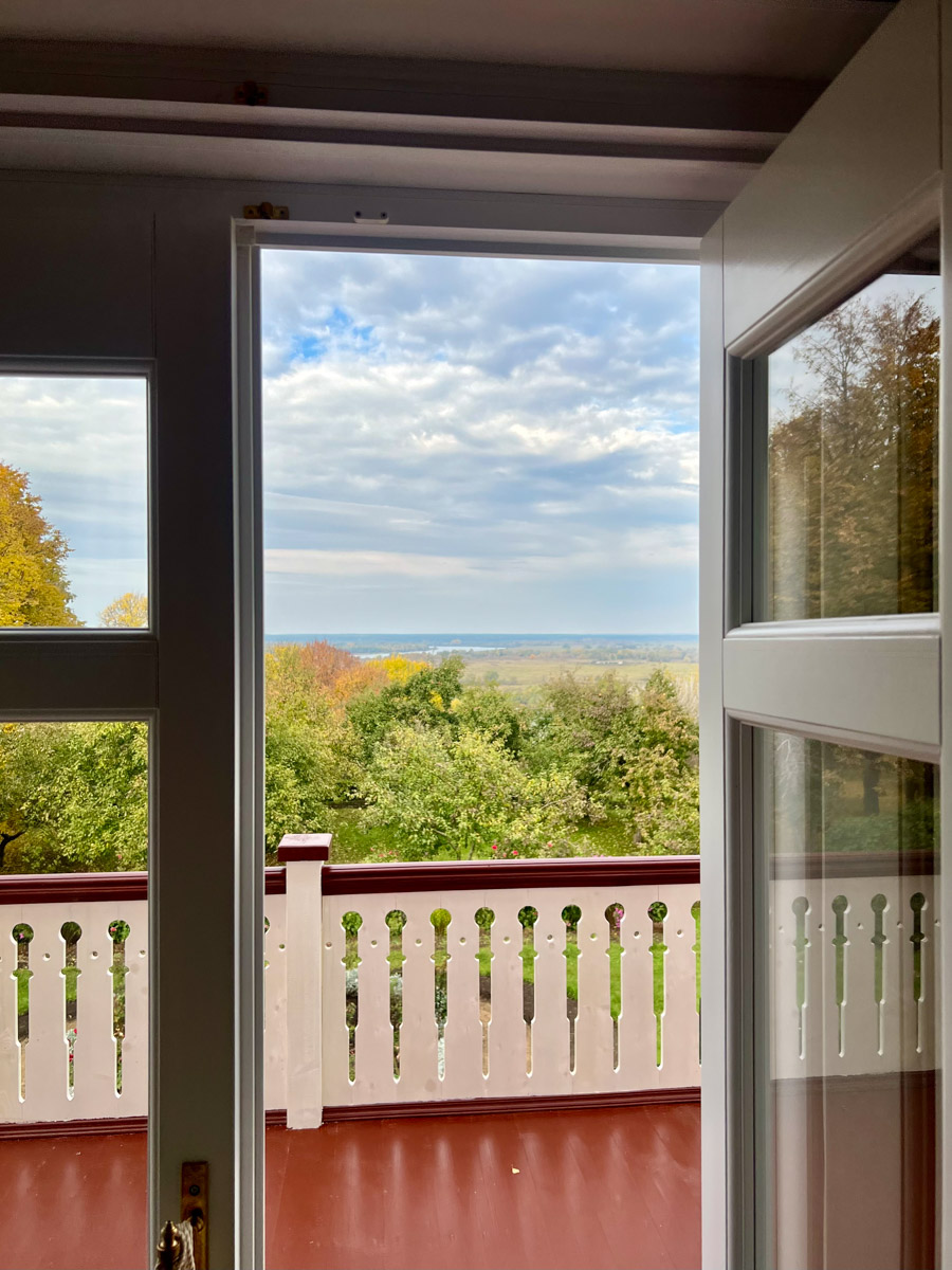 Родина Сергея Есенина — село Константиново — место удивительное и вдохновляющее. Совсем не обязательно быть поклонником поэта, чтобы полюбить этот уголок всей душой. Тем более от Владимира до «страны березового ситца» всего около четырех часов пути. И они того стоят!