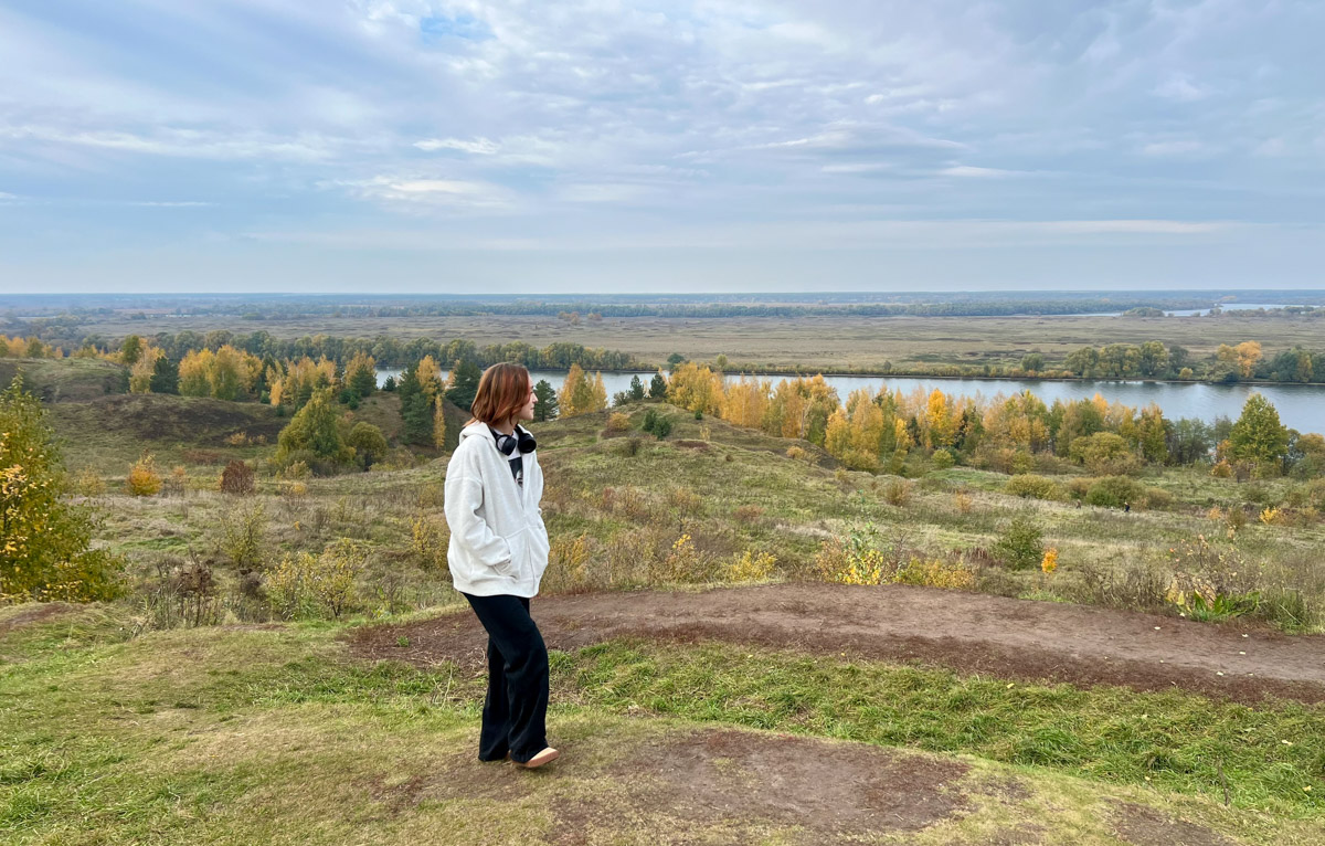 Родина Сергея Есенина — село Константиново — место удивительное и вдохновляющее. Совсем не обязательно быть поклонником поэта, чтобы полюбить этот уголок всей душой. Тем более от Владимира до «страны березового ситца» всего около четырех часов пути. И они того стоят!