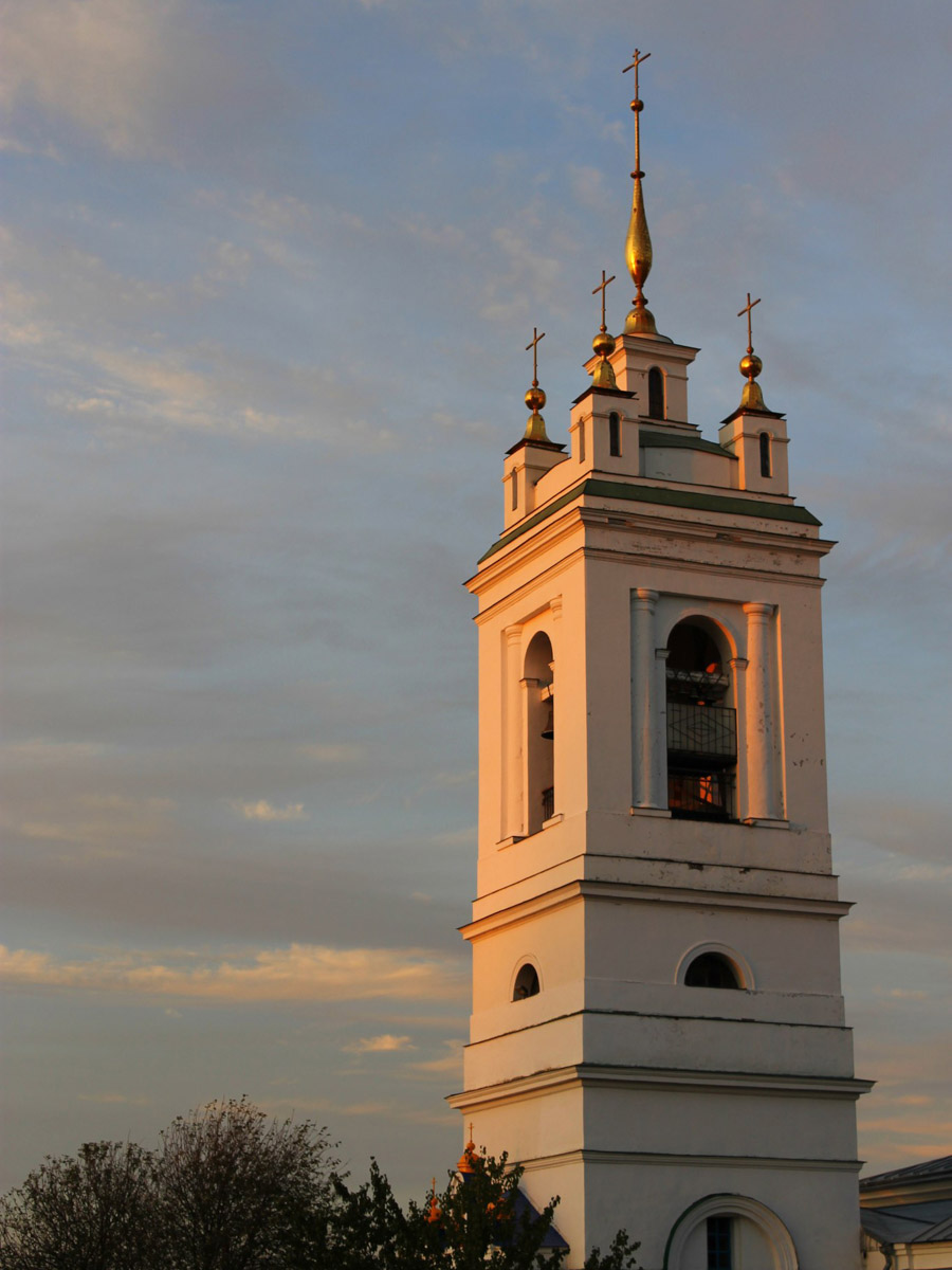 Родина Сергея Есенина — село Константиново — место удивительное и вдохновляющее. Совсем не обязательно быть поклонником поэта, чтобы полюбить этот уголок всей душой. Тем более от Владимира до «страны березового ситца» всего около четырех часов пути. И они того стоят!