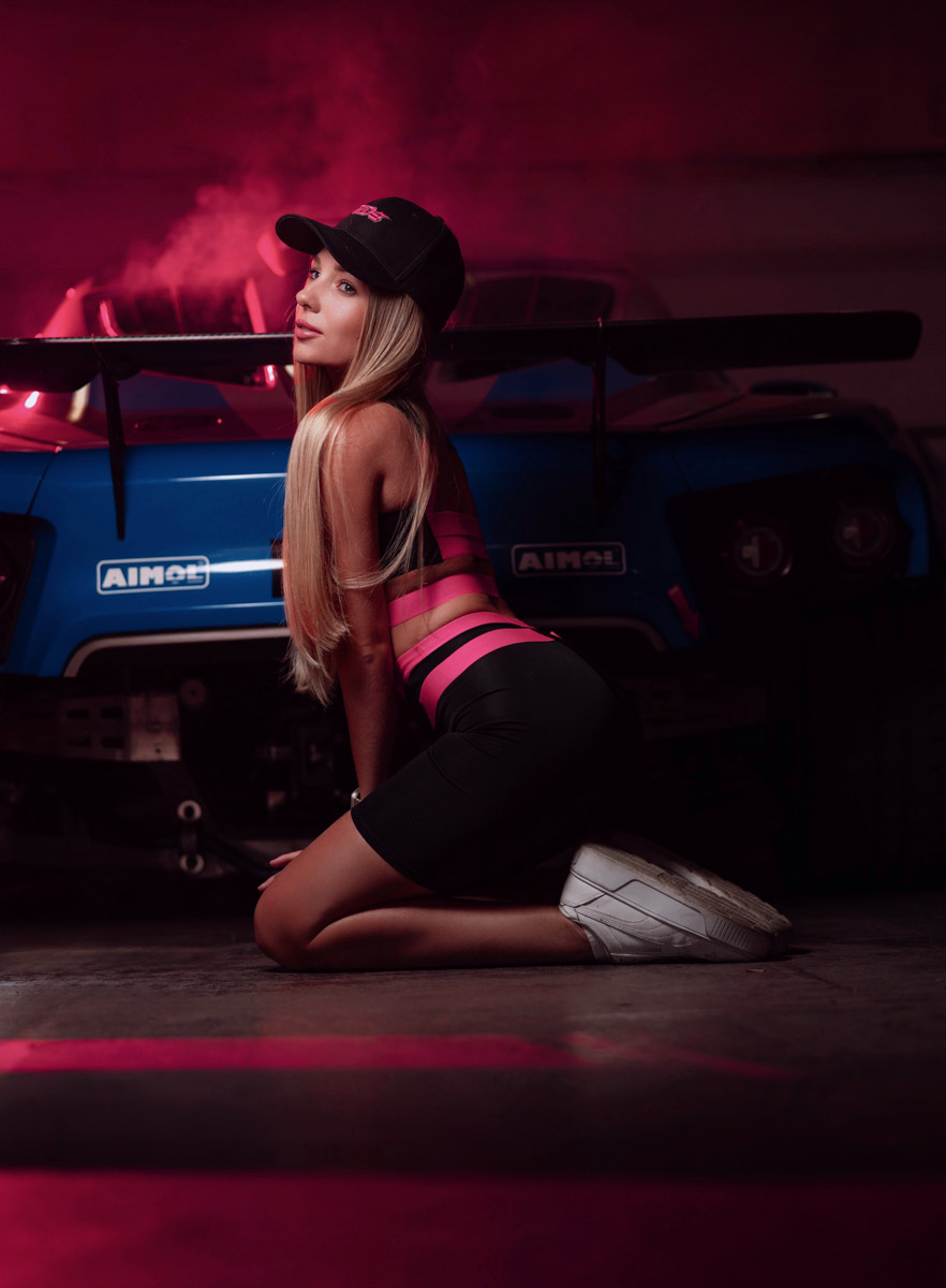 Автомобиль готов сорваться с цепи, но пилот держит его в узде, наворачивая дымные круги. Дрифт завораживает, и девушек, к слову, тоже. Одни предпочитают наблюдать за соревнованиями со стороны, другие сами пытаются усмирить металл. «Ключ-Медиа» пообщался с владимирскими автоледи, посещающими шоу на трассе в разных амплуа