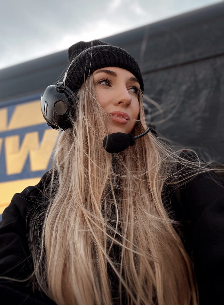 Автомобиль готов сорваться с цепи, но пилот держит его в узде, наворачивая дымные круги. Дрифт завораживает, и девушек, к слову, тоже. Одни предпочитают наблюдать за соревнованиями со стороны, другие сами пытаются усмирить металл. «Ключ-Медиа» пообщался с владимирскими автоледи, посещающими шоу на трассе в разных амплуа