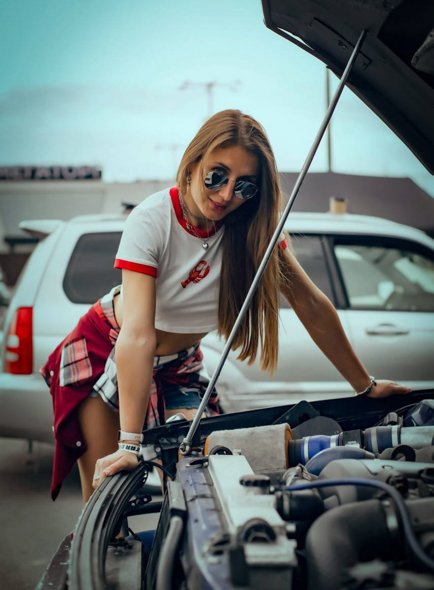 Автомобиль готов сорваться с цепи, но пилот держит его в узде, наворачивая дымные круги. Дрифт завораживает, и девушек, к слову, тоже. Одни предпочитают наблюдать за соревнованиями со стороны, другие сами пытаются усмирить металл. «Ключ-Медиа» пообщался с владимирскими автоледи, посещающими шоу на трассе в разных амплуа