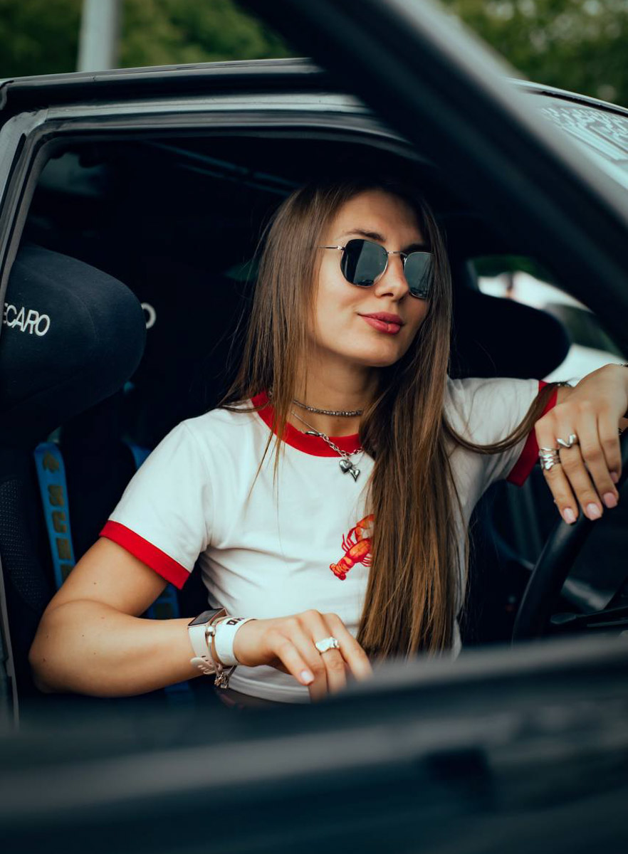 Автомобиль готов сорваться с цепи, но пилот держит его в узде, наворачивая дымные круги. Дрифт завораживает, и девушек, к слову, тоже. Одни предпочитают наблюдать за соревнованиями со стороны, другие сами пытаются усмирить металл. «Ключ-Медиа» пообщался с владимирскими автоледи, посещающими шоу на трассе в разных амплуа