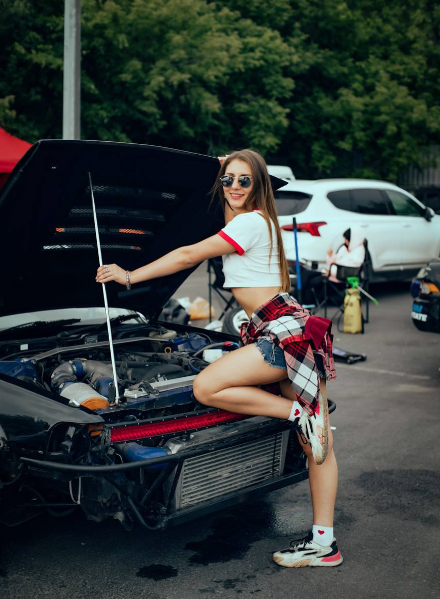 Автомобиль готов сорваться с цепи, но пилот держит его в узде, наворачивая дымные круги. Дрифт завораживает, и девушек, к слову, тоже. Одни предпочитают наблюдать за соревнованиями со стороны, другие сами пытаются усмирить металл. «Ключ-Медиа» пообщался с владимирскими автоледи, посещающими шоу на трассе в разных амплуа