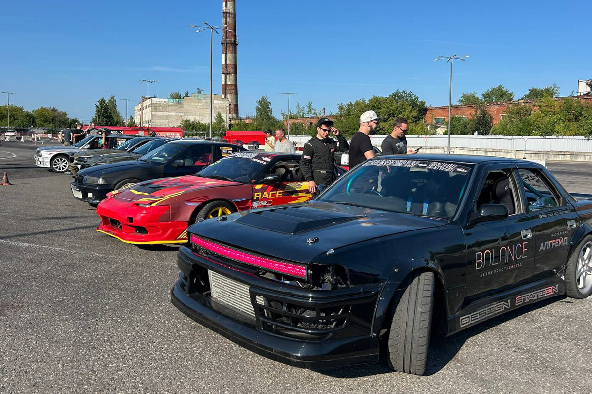 Автомобиль готов сорваться с цепи, но пилот держит его в узде, наворачивая дымные круги. Дрифт завораживает, и девушек, к слову, тоже. Одни предпочитают наблюдать за соревнованиями со стороны, другие сами пытаются усмирить металл. «Ключ-Медиа» пообщался с владимирскими автоледи, посещающими шоу на трассе в разных амплуа