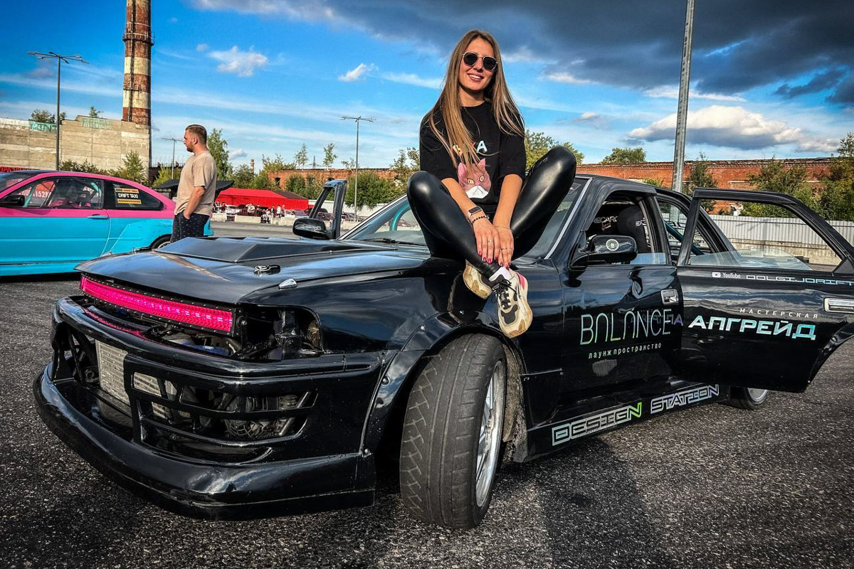 Автомобиль готов сорваться с цепи, но пилот держит его в узде, наворачивая дымные круги. Дрифт завораживает, и девушек, к слову, тоже. Одни предпочитают наблюдать за соревнованиями со стороны, другие сами пытаются усмирить металл. «Ключ-Медиа» пообщался с владимирскими автоледи, посещающими шоу на трассе в разных амплуа