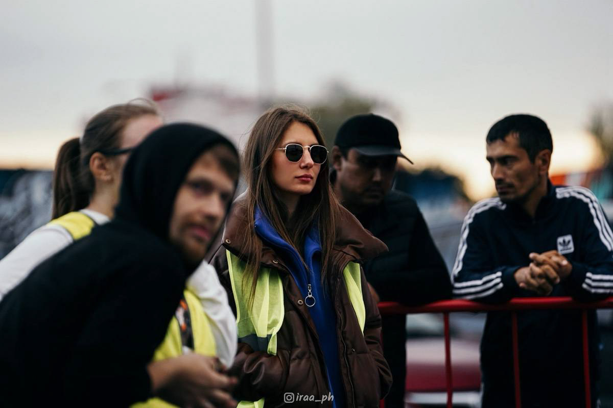 Автомобиль готов сорваться с цепи, но пилот держит его в узде, наворачивая дымные круги. Дрифт завораживает, и девушек, к слову, тоже. Одни предпочитают наблюдать за соревнованиями со стороны, другие сами пытаются усмирить металл. «Ключ-Медиа» пообщался с владимирскими автоледи, посещающими шоу на трассе в разных амплуа