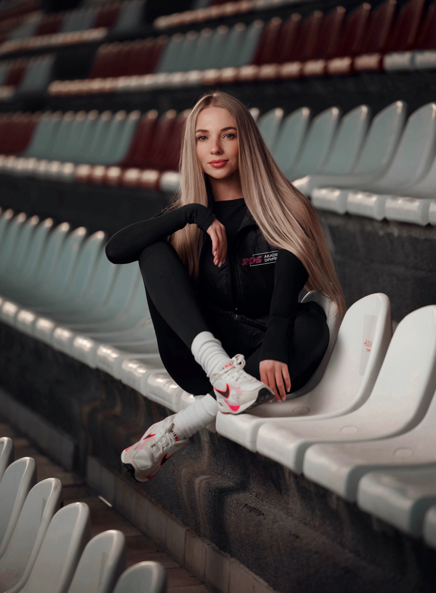 Автомобиль готов сорваться с цепи, но пилот держит его в узде, наворачивая дымные круги. Дрифт завораживает, и девушек, к слову, тоже. Одни предпочитают наблюдать за соревнованиями со стороны, другие сами пытаются усмирить металл. «Ключ-Медиа» пообщался с владимирскими автоледи, посещающими шоу на трассе в разных амплуа