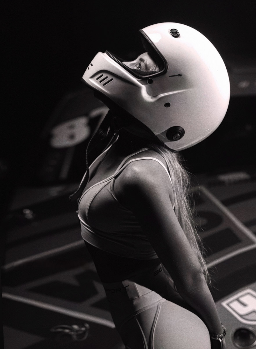 Автомобиль готов сорваться с цепи, но пилот держит его в узде, наворачивая дымные круги. Дрифт завораживает, и девушек, к слову, тоже. Одни предпочитают наблюдать за соревнованиями со стороны, другие сами пытаются усмирить металл. «Ключ-Медиа» пообщался с владимирскими автоледи, посещающими шоу на трассе в разных амплуа