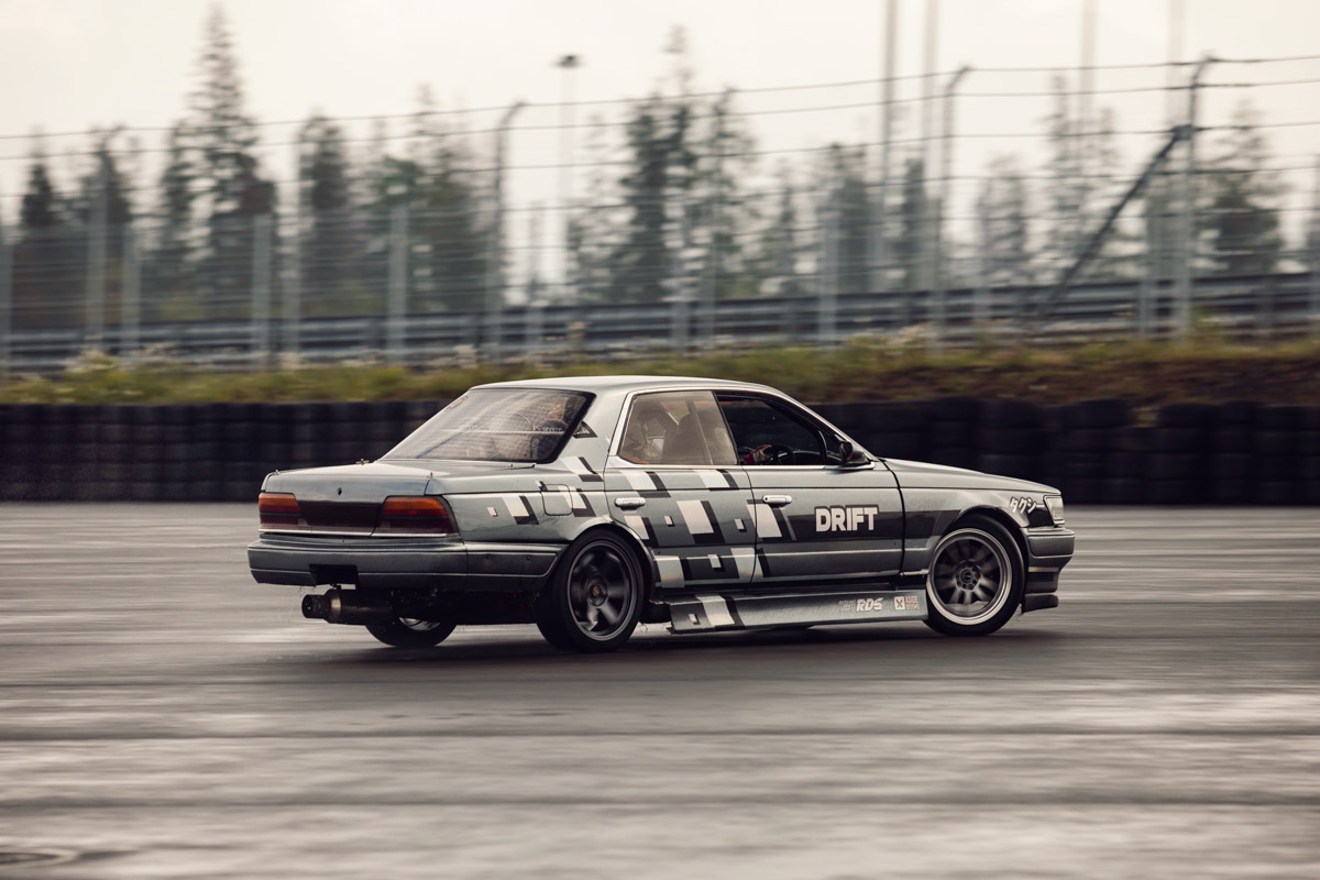 Автомобиль готов сорваться с цепи, но пилот держит его в узде, наворачивая дымные круги. Дрифт завораживает, и девушек, к слову, тоже. Одни предпочитают наблюдать за соревнованиями со стороны, другие сами пытаются усмирить металл. «Ключ-Медиа» пообщался с владимирскими автоледи, посещающими шоу на трассе в разных амплуа