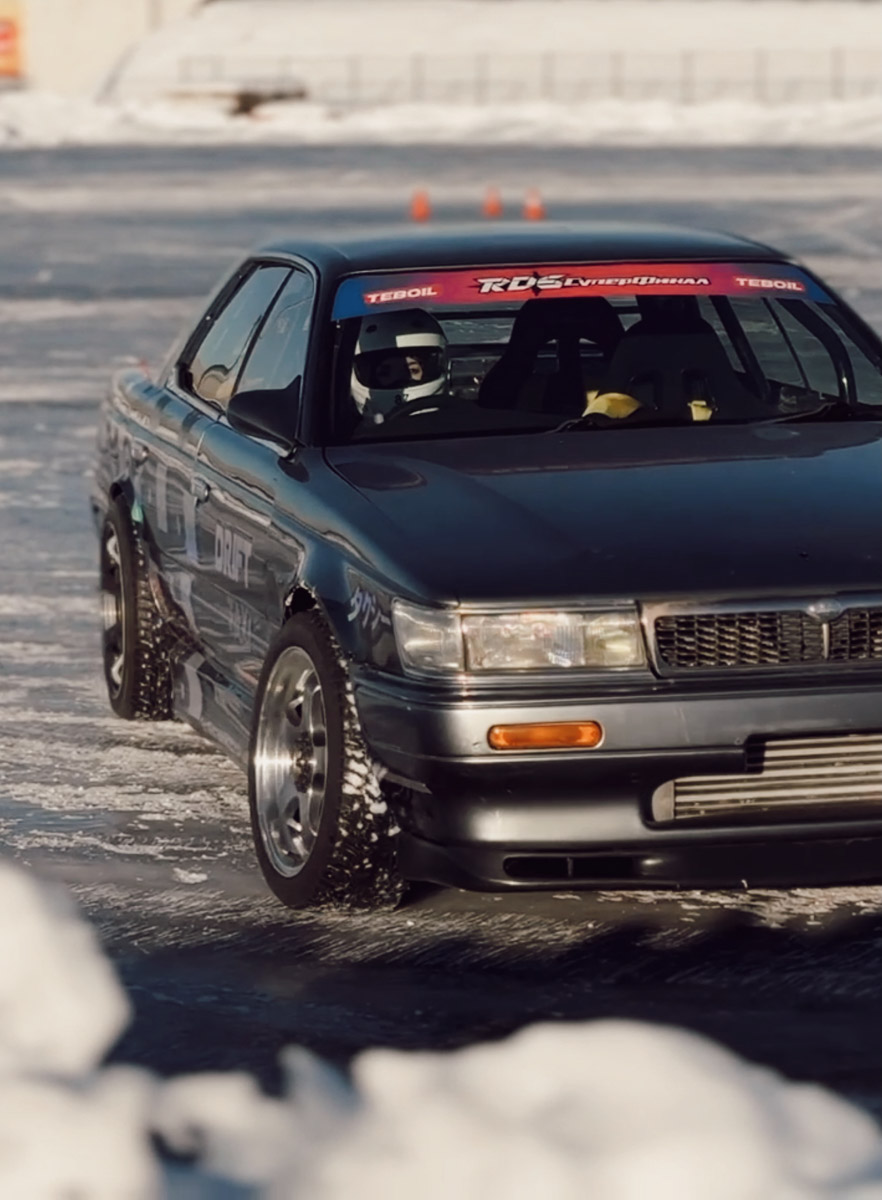 Автомобиль готов сорваться с цепи, но пилот держит его в узде, наворачивая дымные круги. Дрифт завораживает, и девушек, к слову, тоже. Одни предпочитают наблюдать за соревнованиями со стороны, другие сами пытаются усмирить металл. «Ключ-Медиа» пообщался с владимирскими автоледи, посещающими шоу на трассе в разных амплуа