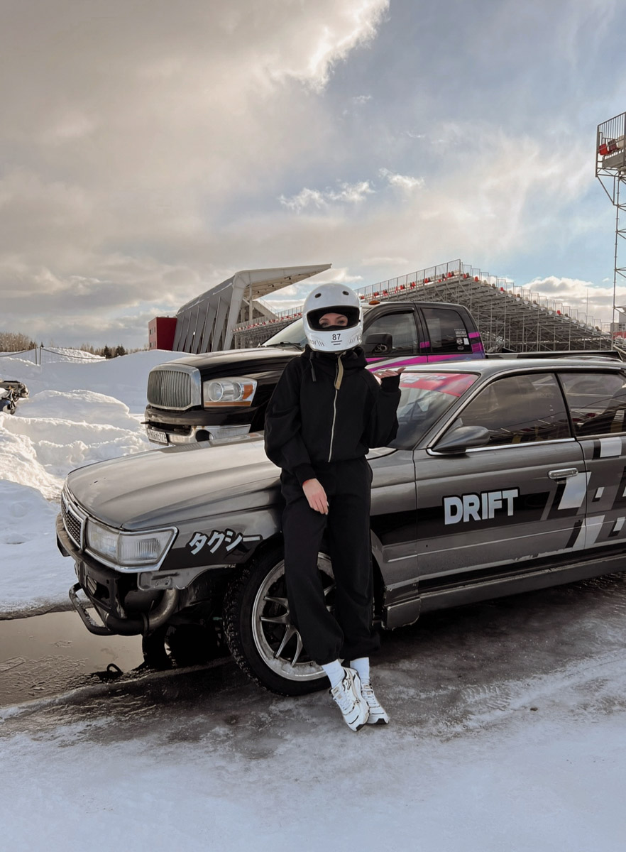 Автомобиль готов сорваться с цепи, но пилот держит его в узде, наворачивая дымные круги. Дрифт завораживает, и девушек, к слову, тоже. Одни предпочитают наблюдать за соревнованиями со стороны, другие сами пытаются усмирить металл. «Ключ-Медиа» пообщался с владимирскими автоледи, посещающими шоу на трассе в разных амплуа