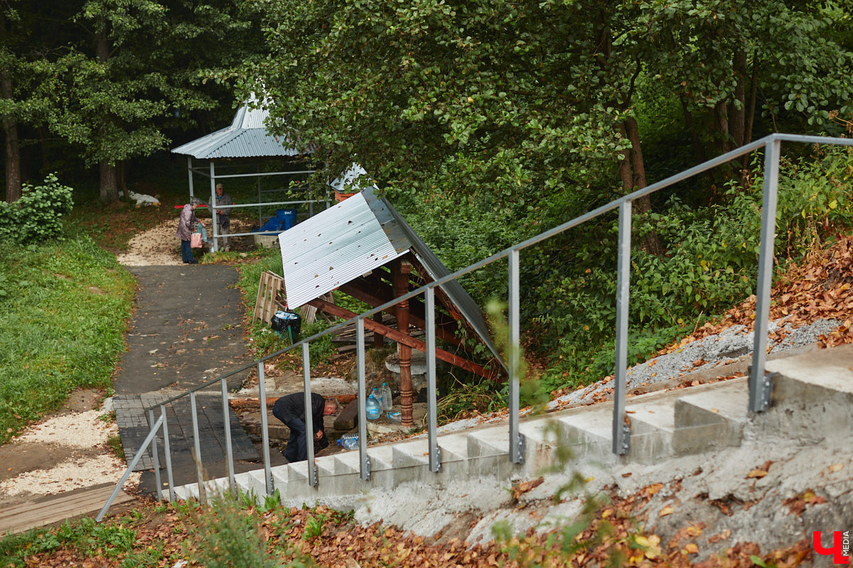 Любимый владимирцами Казанский родник ждет очередное обновление! И на сей раз благоустройство запланировано куда более масштабное, нежели два года назад. Почему про локацию вспомнили вновь и какие ее ждут изменения, спросили у директора природоохранной инспекции Владимирской области Ольги Канищевой.