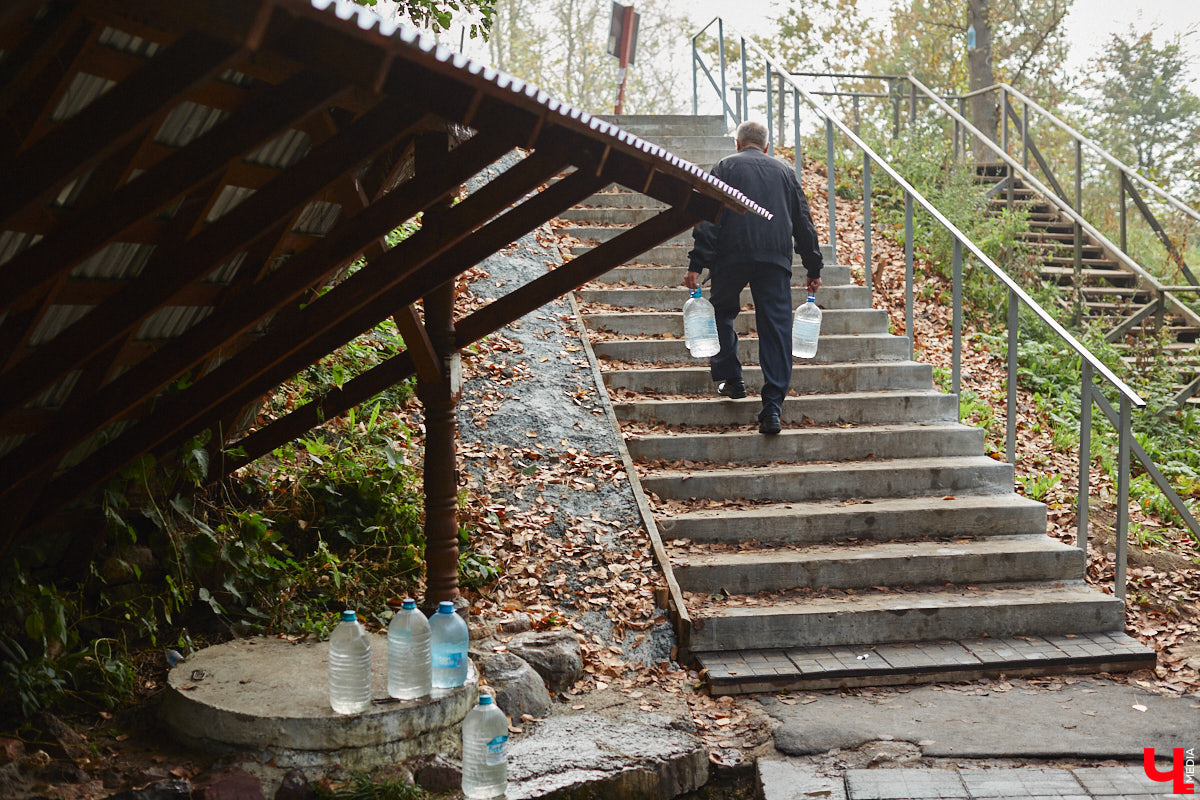 Любимый владимирцами Казанский родник ждет очередное обновление! И на сей раз благоустройство запланировано куда более масштабное, нежели два года назад. Почему про локацию вспомнили вновь и какие ее ждут изменения, спросили у директора природоохранной инспекции Владимирской области Ольги Канищевой.