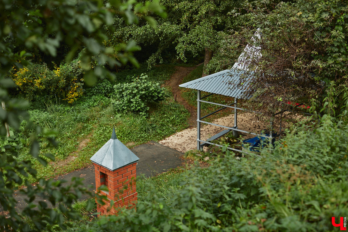 Любимый владимирцами Казанский родник ждет очередное обновление! И на сей раз благоустройство запланировано куда более масштабное, нежели два года назад. Почему про локацию вспомнили вновь и какие ее ждут изменения, спросили у директора природоохранной инспекции Владимирской области Ольги Канищевой.