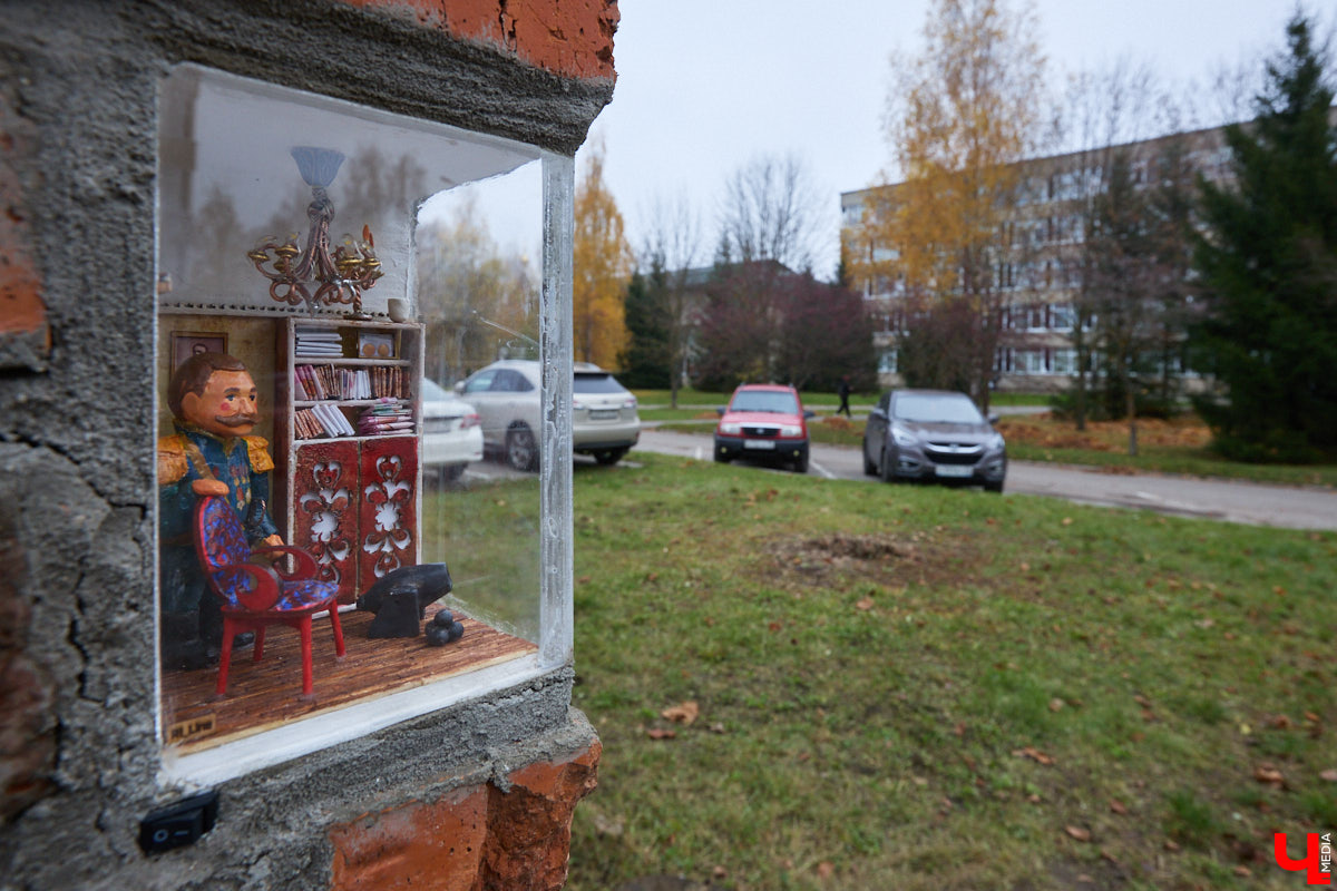 Из 20 городских миниатюрных кирпичиков с сюжетом пять теперь посвящены географам. Серия появилась благодаря инициативе Русского географического общества, а в жизнь ее воплощали Регина Яфасова и Федор Карпов. На днях у ВлГУ установили завершающий тематическую коллекцию арт-объект. Посвятили его Николаю Столетову.