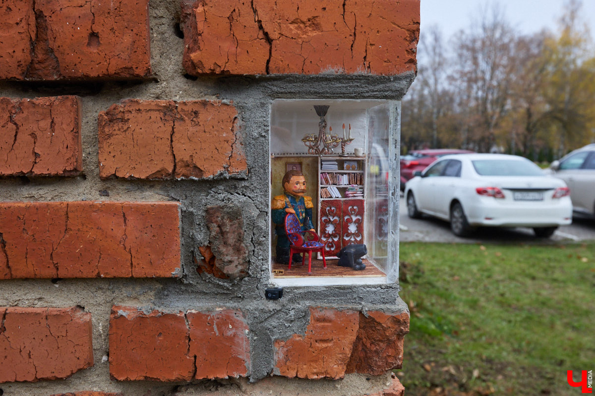 Из 20 городских миниатюрных кирпичиков с сюжетом пять теперь посвящены географам. Серия появилась благодаря инициативе Русского географического общества, а в жизнь ее воплощали Регина Яфасова и Федор Карпов. На днях у ВлГУ установили завершающий тематическую коллекцию арт-объект. Посвятили его Николаю Столетову.